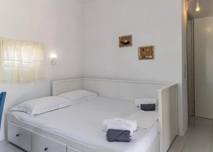 Paraspori Adamantas (Milos)